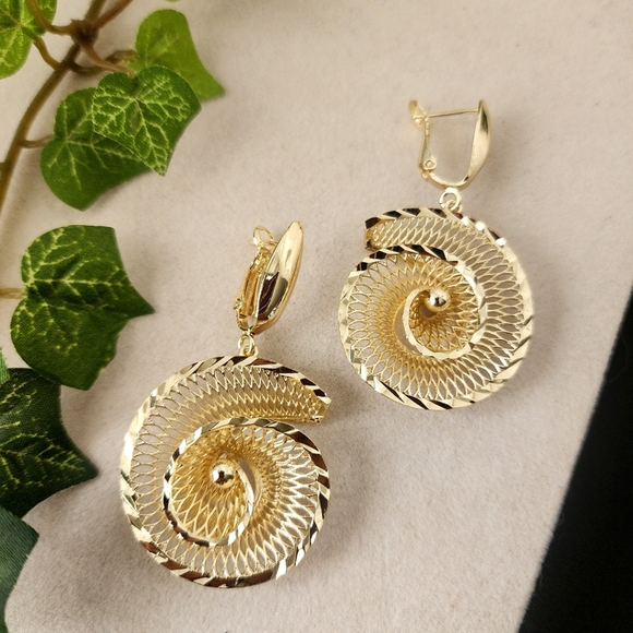 Gold Filled Shell Shape Mesh Swirl Drop Earrings - Picture 1 of 8